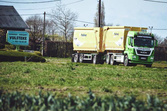 Vulsteke chauffeur CE die met een vrachtwagen met afzetcontainer rijdt