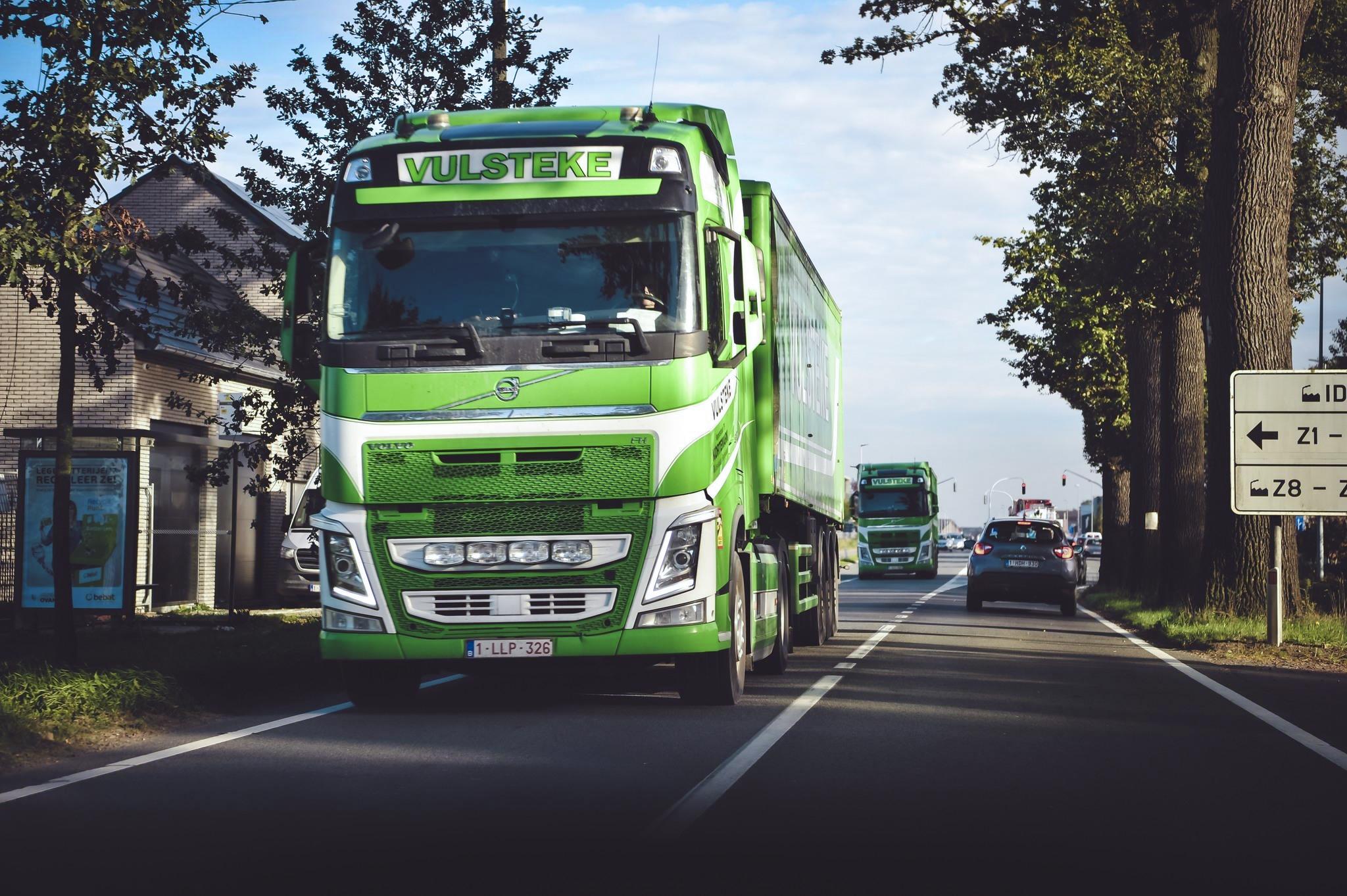 Vulsteke vrachtwagen die rijdt op een drukke baan